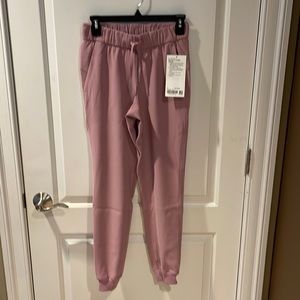NWT lululemon On The Fly woven jogger!!